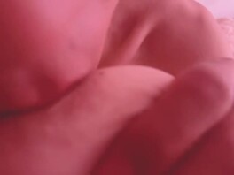 深深迷恋上了儿子的小舌头和嘴巴，来到儿子屋，跪求儿子给我舔小穴！（2）
