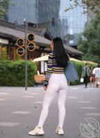 小众的白色紧身牛仔裤，迷人魅力不输爆款0