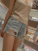 商场游乐场，穿着清凉的妹子，逼毛都漏出来了1