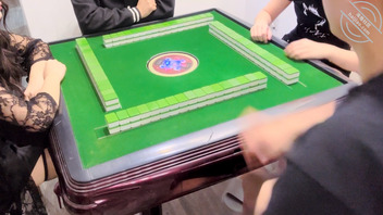  丈母娘打麻将竟桌底用脚引诱我，将其摁在麻将桌上对着屁股猛插2