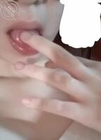 【福利】萝莉学妹在宿舍和男友视频，互相自慰呻吟2