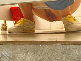 女厕现拍现发热乎的逼真肥，舔起来绝对爽0