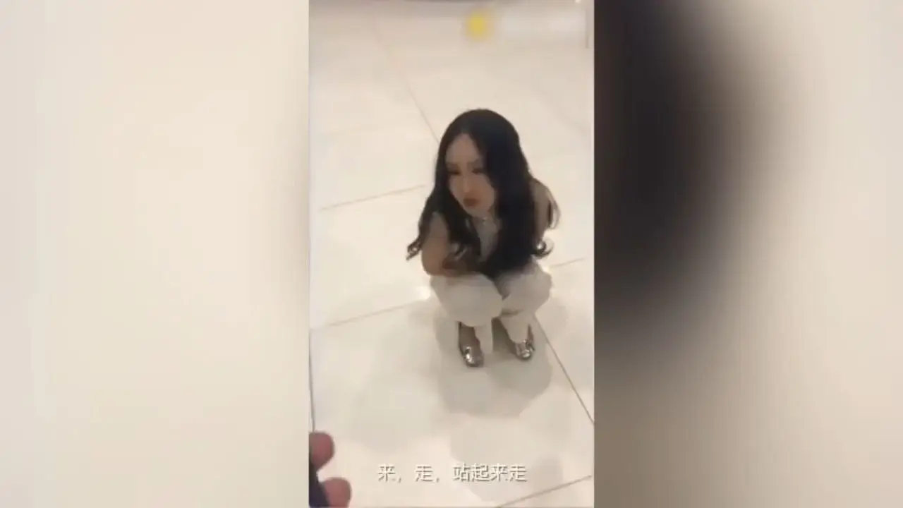 北京车展被富二代塞跳蛋大胆调教视频外泄！她粉嫩小穴里塞着粉色跳蛋，富二代手机一按启动键，嗡嗡声直冲脑门