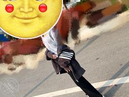 压抑不住躁动,直接爬上床摸女儿逼逼,揉捏女儿奶子!操的女儿嗷嗷叫!好爱!2