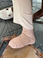 跟女朋友出去旅行路上偷拍的一些熟女老阿姨短丝袜脚的照片0