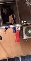 偷拍对面的女人晒衣服0