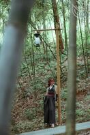 就喜欢把逼露出来---理万姬户外竹林cos日本女武士，全裸捆露母狗爬行1