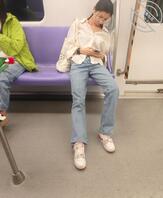 南京地铁偶遇眼镜妹，有认识的吗？