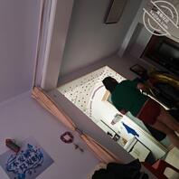 妈妈洗完澡出来 以为我睡着了。