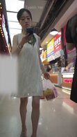 美女的内裤是不是穿反了，绿色的真骚。