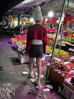 跟姐姐一起去买菜，姐姐的打屁股在前面扭来扭去。2