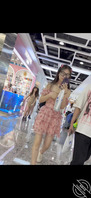 （有偷拍视频！）看看谁家的骚逼女朋友又被我偷拍了一路，内裤里面欠操的嫩逼1