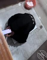 厕拍 蜜雪眼镜妹和黄毛精神小妹