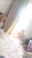【福利】眼镜骚妹竟然在卧室拉屎撒尿，真想直接把大吊插进去操她