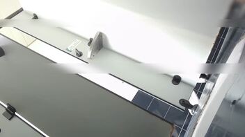 【眼镜反差女厕所自慰】