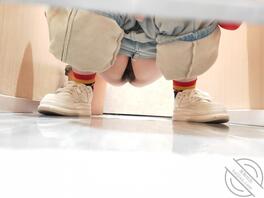 原创厕拍 尿的好快的眼镜小姐姐1