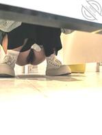 原创厕拍露脸，来大姨妈的小嫩妹！看样子被操的次数不多！0