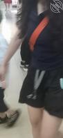 超市偷拍白色凉鞋性感小少妇，一双大白腿让人欲火难耐