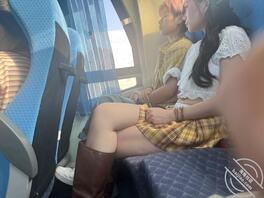 大巴车偷拍！最后那是白色打底裤？