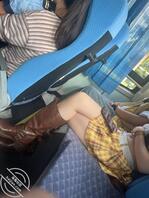 大巴车偷拍！最后那是白色打底裤？1