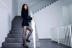 关晓彤黑丝高跟大长腿骚照，各位尽情辱骂1