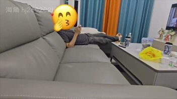 43妈妈第一次主动，还赞我越来越像老爸这般厉害，也是第一次跟妈妈疯狂舌吻