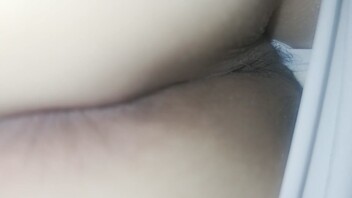 老婆睡着了，掰开逼给你看