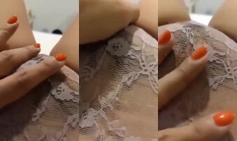 一个人寂寞发骚，等你来扒掉内裤来舔