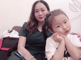艹了很多年前女友，后面用小号勾搭她老妈老骚笔，给我发自拍，早晚我母女双飞