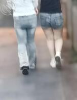 真实街拍—偷拍大街上的学生妹，个个青春动人，吸人眼球