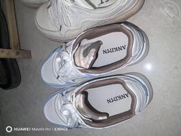 前两天又去了中学小姐姐那里看有没有放鞋袜，没想到还有，这下我可要认真拍了0