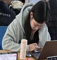 给清纯可爱女大杯子打胶0