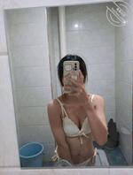 宿舍好无聊，想看我还是我舍友？0