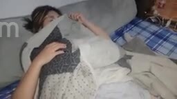 妹妹睡的迷迷糊糊我去上了他的床