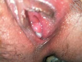 17岁高三女友，嫩嫩的小骚逼忍不住想要大鸡吧操，流了好多水