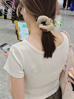 小姐姐背影白色奶罩轮廓明显