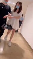 地铁尾随偷拍长腿御姐裙底不穿内裤