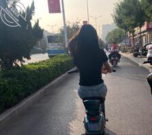 今天在路上看到的小骚货，一个个骑个车屁股撅这么大，这大屁股干这肯定舒….1