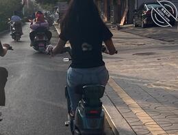 今天在路上看到的小骚货，一个个骑个车屁股撅这么大，这大屁股干这肯定舒….2
