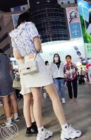 青春活力的逛街小姐姐