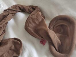  从来没有见过妈妈穿丝袜，今天在衣柜里见到了很多丝袜，居然还有蓝色的？0