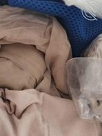  从来没有见过妈妈穿丝袜，今天在衣柜里见到了很多丝袜，居然还有蓝色的？2