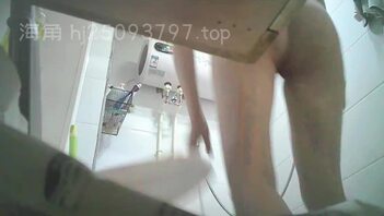 嫂子来老家住，意淫很久终于拍到了她洗澡