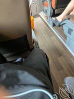 车站内已婚骚熟女等车，露出红润臭脚底