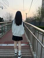 偷拍白丝女大光腿女大 求yy