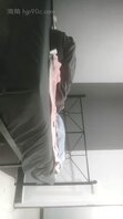 远房表妹在跟男朋友打电话，直接把他推到墙上偷情