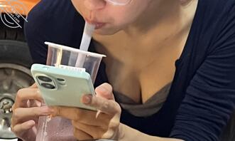 姐姐走光了，露出了诱人的乳沟