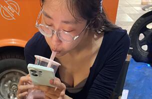 姐姐走光了，露出了诱人的乳沟2