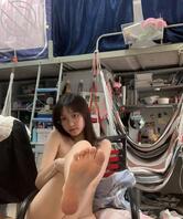 在宿舍里自拍裸照