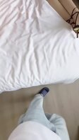 无套抽插职业装小妈射她满满一大屁股，骚逼里还装着爸爸的精液。